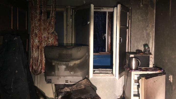 Из квартиры дома на Лобова в Мурманске спасли человека во время пожара