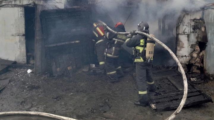 Два гаража сгорели в Мурманске