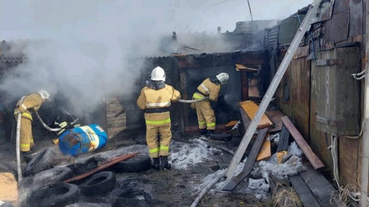 В Печенгском округе сгорел гараж