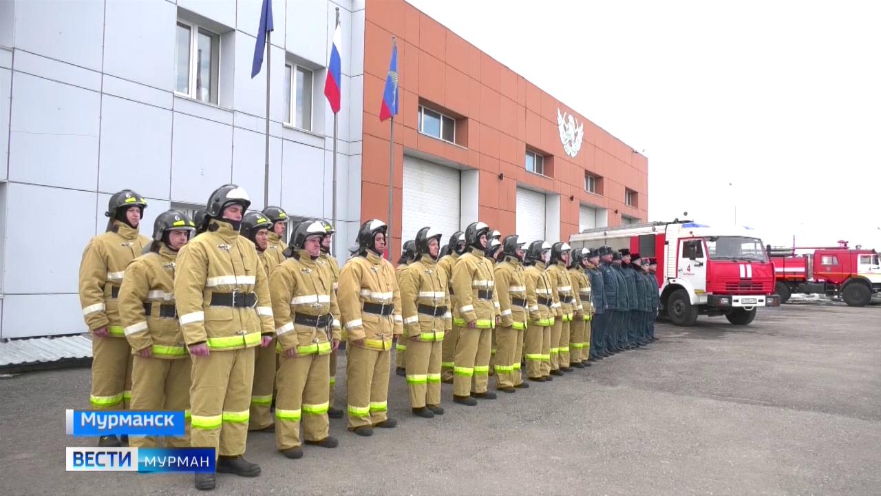 В преддверии Дня пожарной охраны в Мурманске чествовали новичков героической профессии