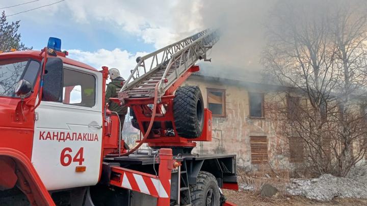 В Кандалакше спасатели ликвидировали пожар в двухэтажном здании