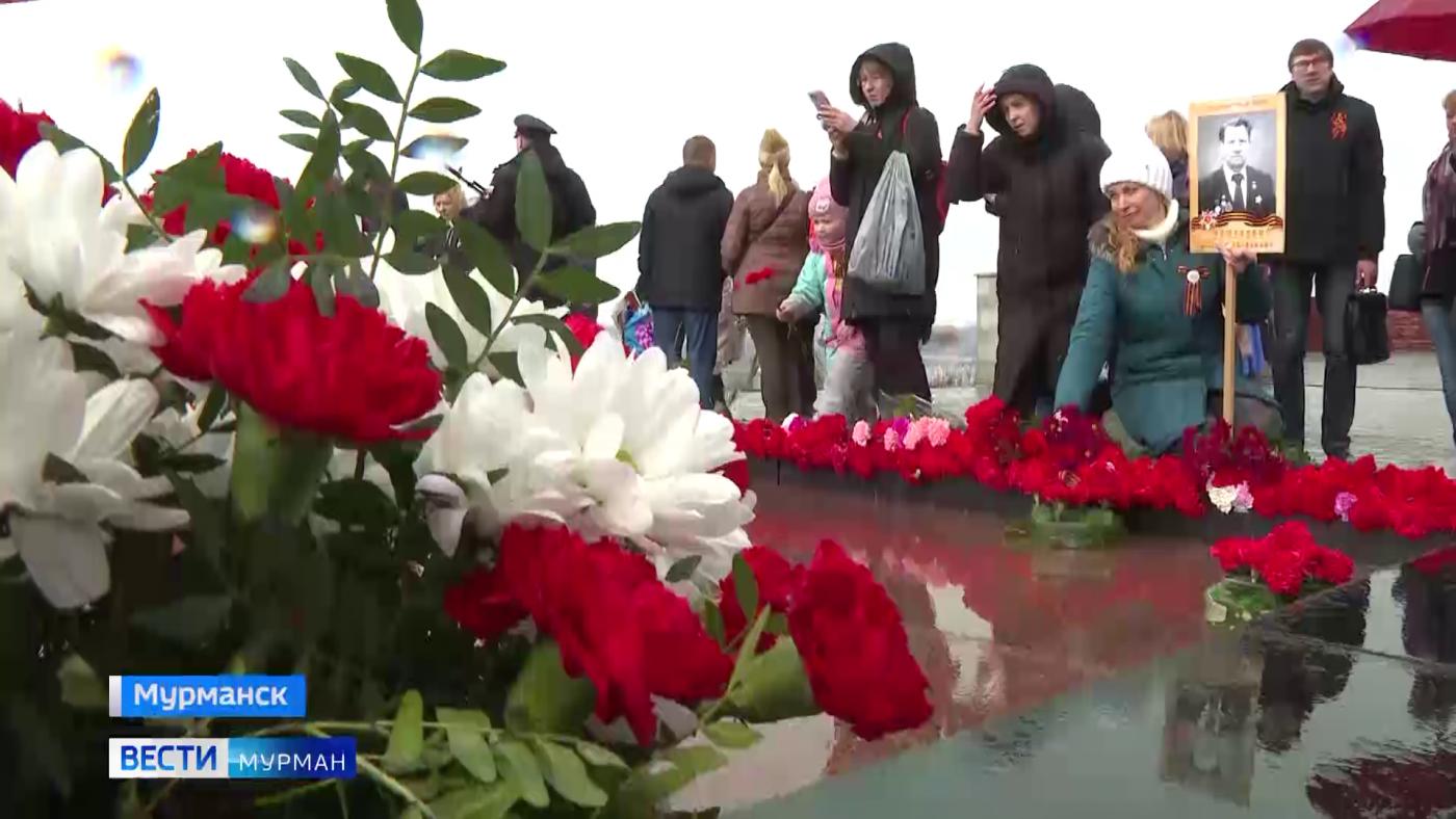 Народная память, цветы и Вечный огонь. Самая эмоциональная часть празднования Дня Победы в Мурманске