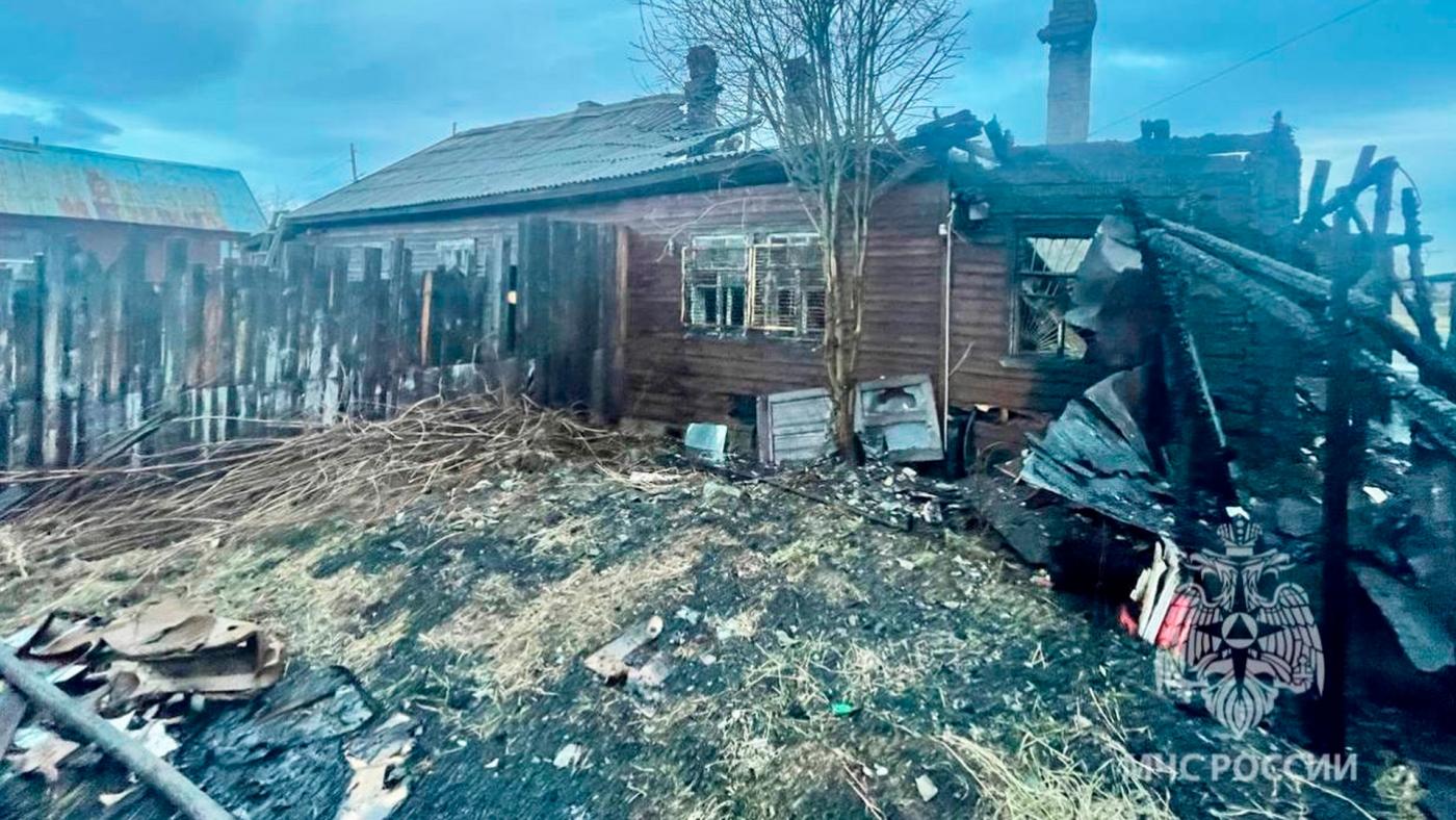 В Мончегорске ночью сгорел деревянный дом