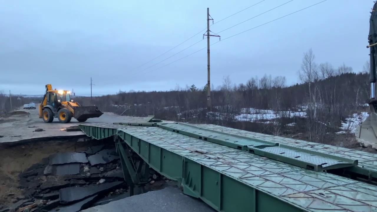 На месте размытого дорожного плотна на автодороге Североморск — Североморск-3 установили понтонный мост