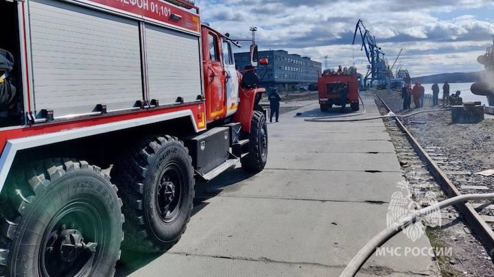 В мурманском рыбном порту из-за пожара на судне &quot;Спарта&quot; эвакуировали 17 человек