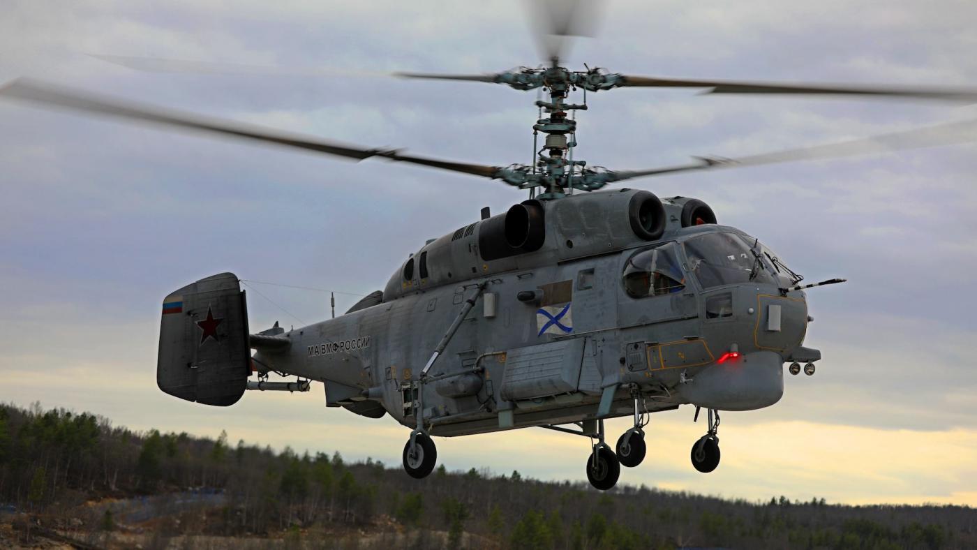 Вертолетчики морской авиации Северного флота выполнили плановые полеты над акваторией Кольского залива
