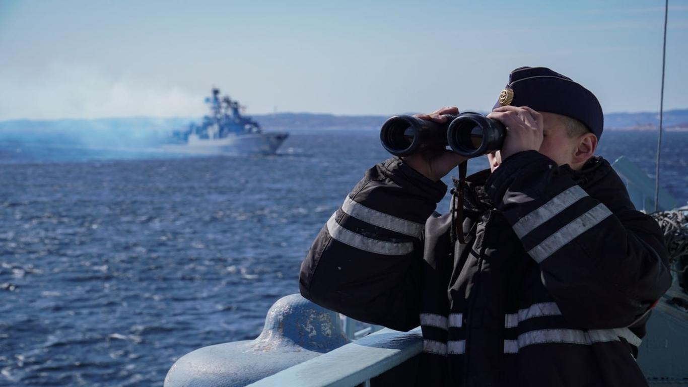 Военные силы Северного флота провели учения в акватории Баренцева моря