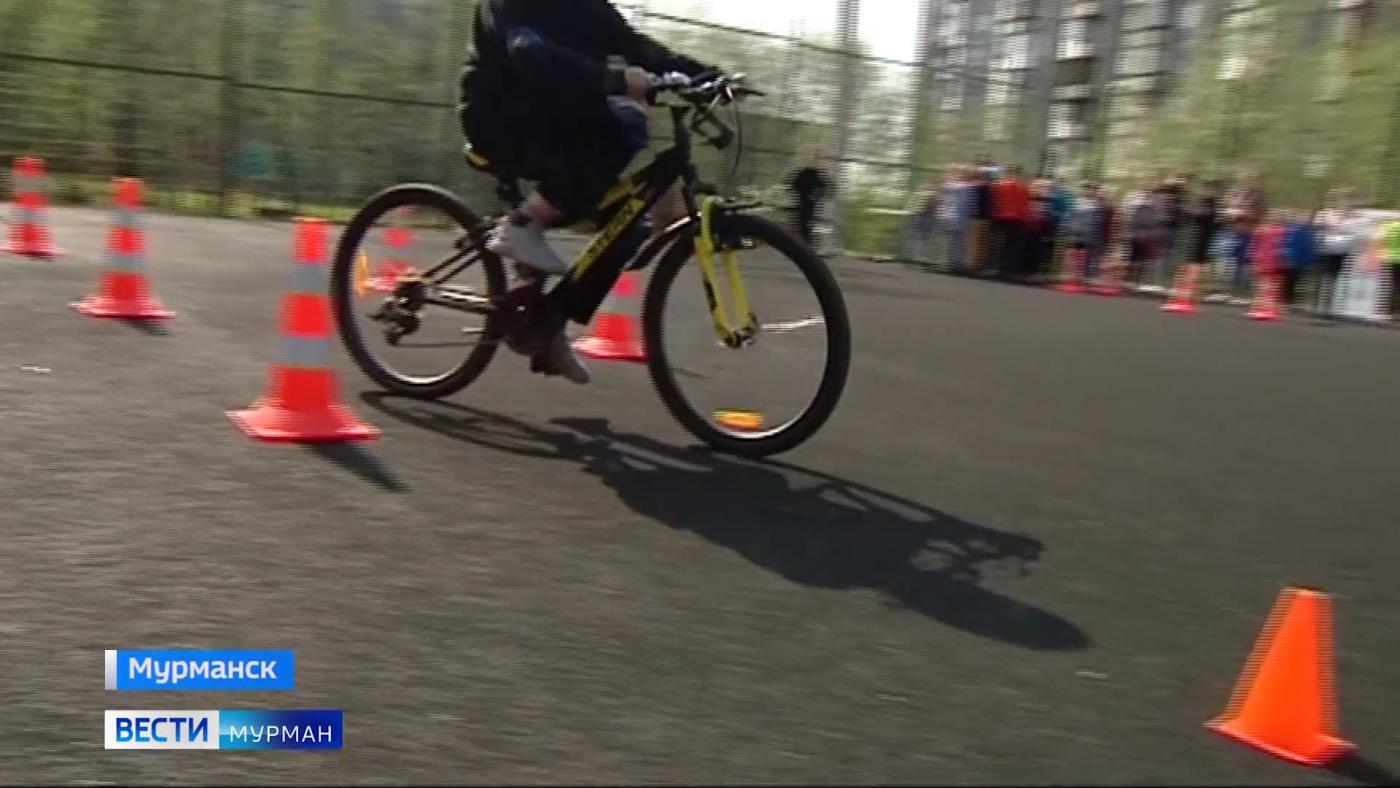В мурманской школе прошло практическое занятие по безопасному движению на велосипеде и самокате
