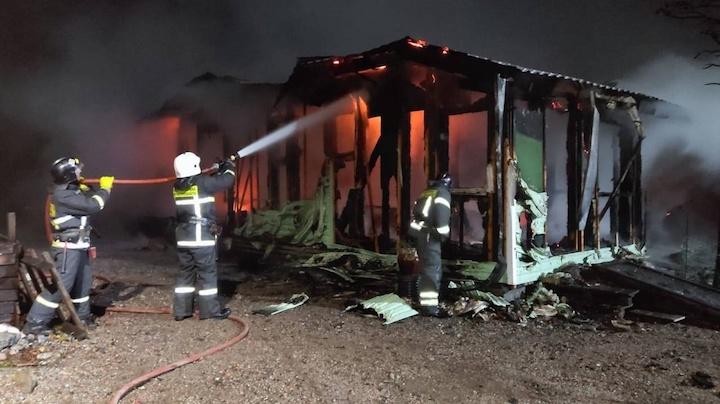 Шестеро пожарных тушили горевшую в Кандалакше постройку