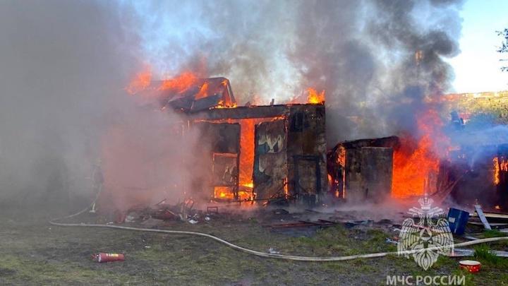 Мурманские пожарные успели потушить хозяйственную постройку в областном центре
