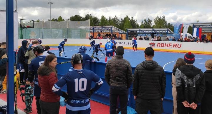 Заслуженный Мастер спорта России по футболу приехал в Полярные Зори сыграть в бол-хоккей 