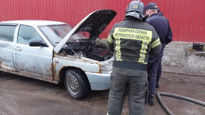 В Мурманской области ночью сгорели два автомобиля
