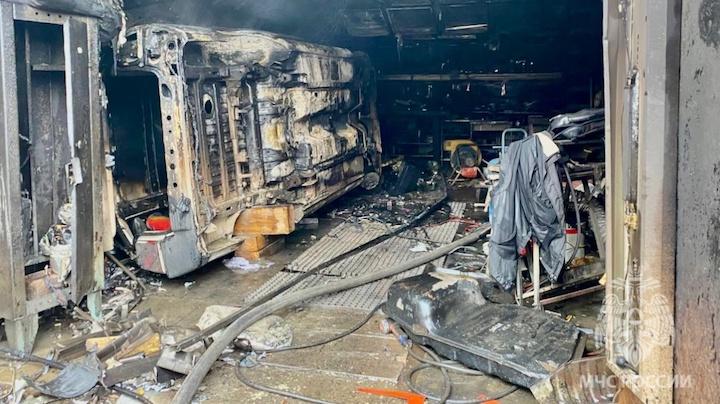 В Мурманске сгорел двухэтажный гараж
