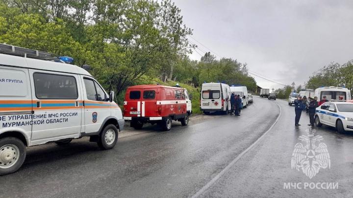 МЧС: в результате опрокидывания автобуса в Кольском районе пострадали 9 человек