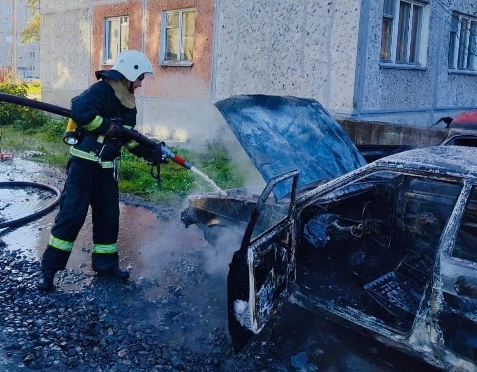 Две машины горели ночью на Гагарина в Мурманске
