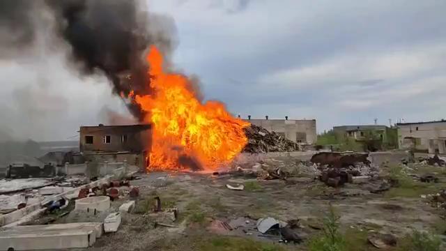 В Оленегорске горит здание