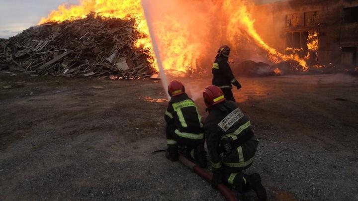 Спустя 19 часов в Оленегорске ликвидировали крупный пожар