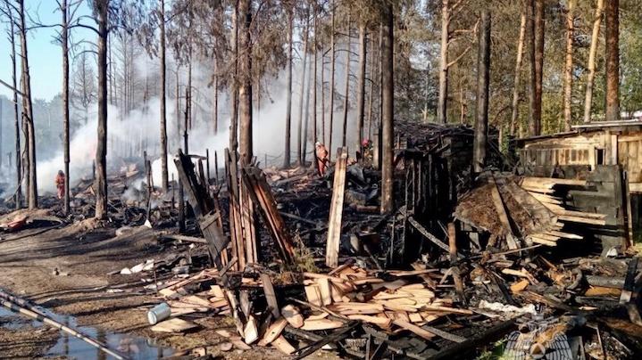 Пожарные потушили горящие гаражи в Зеленоборском