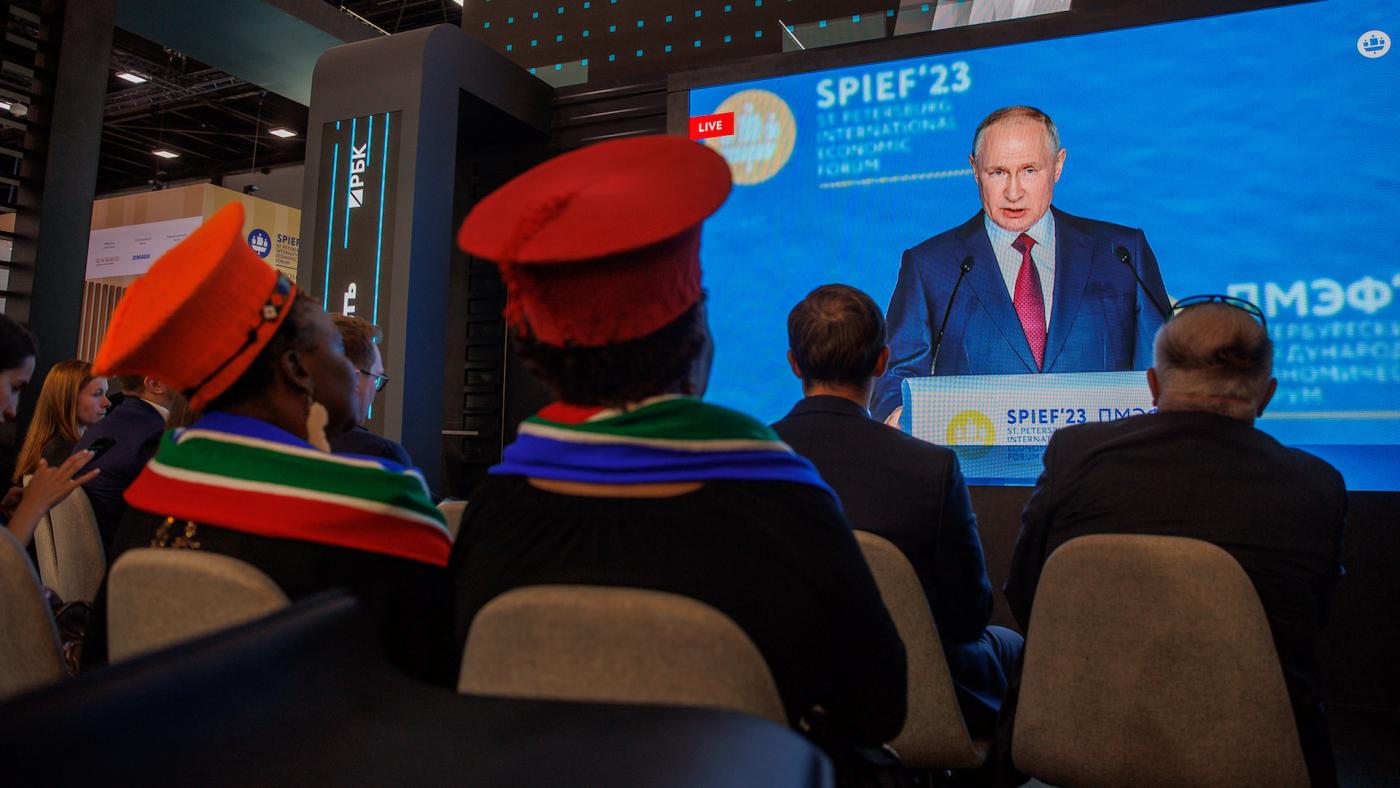 Участники ПМЭФ-2023 подписали свыше 900 соглашение на 3,9 трлн рублей