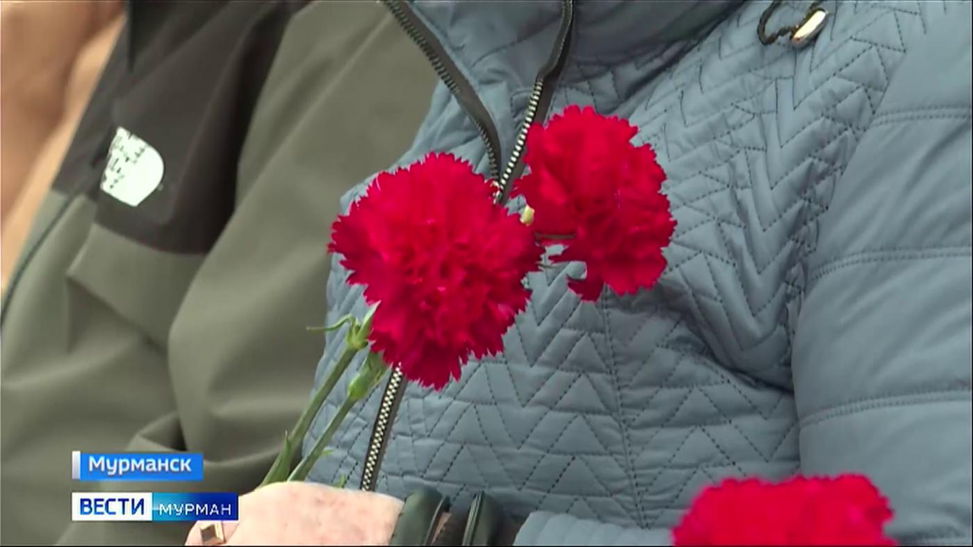Митинг памяти прошел у мемориала стойкости и мужества мурманчан в годы Великой Отечественной войны