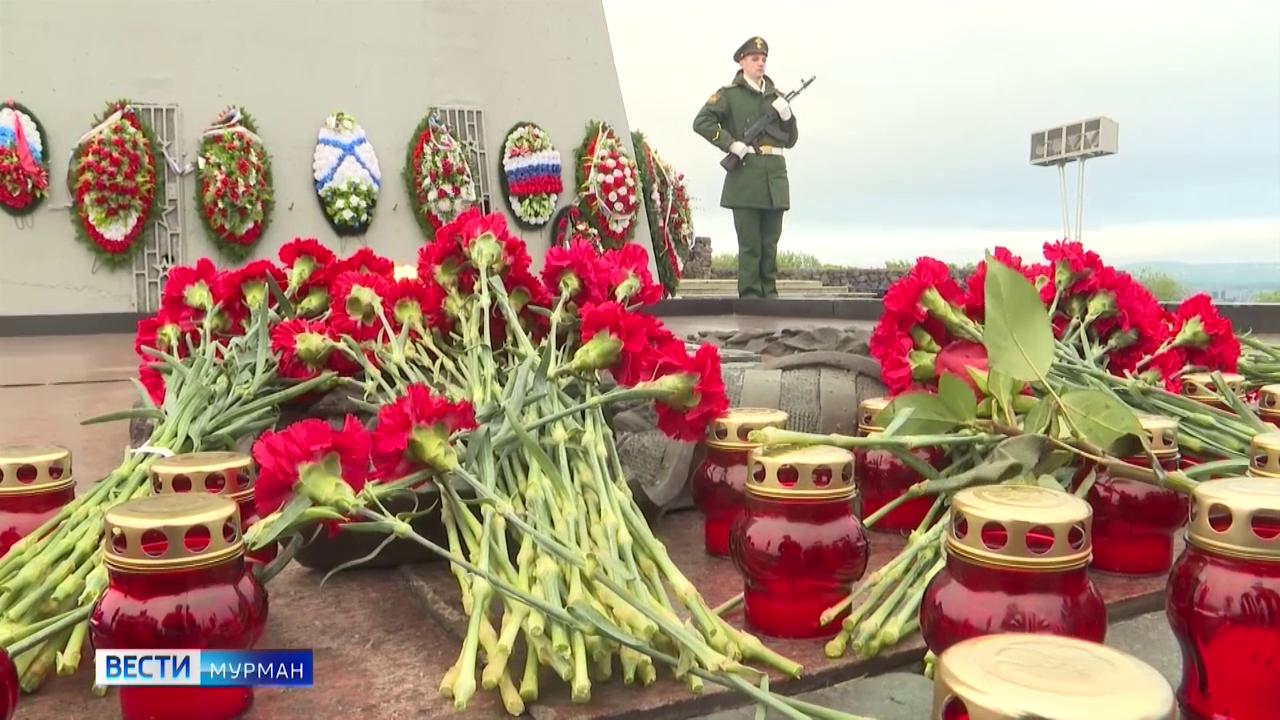 В Мурманской области в День памяти и скорби зажгли свечи и возложили цветы