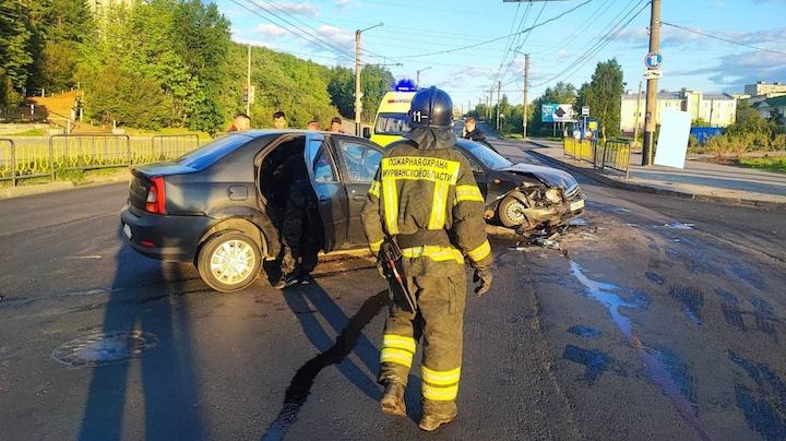 В Мурманске на Чумбарова-Лучинского в лобовую столкнулись два авто
