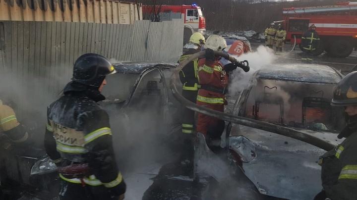 В Мурманске на территории гаражного кооператива сгорел автомобиль