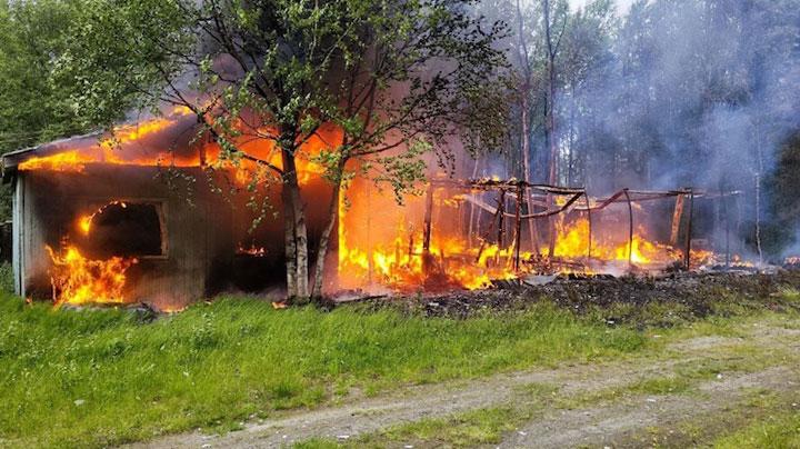 На турбазе "Север" в Мурманской области сгорели 2 дома