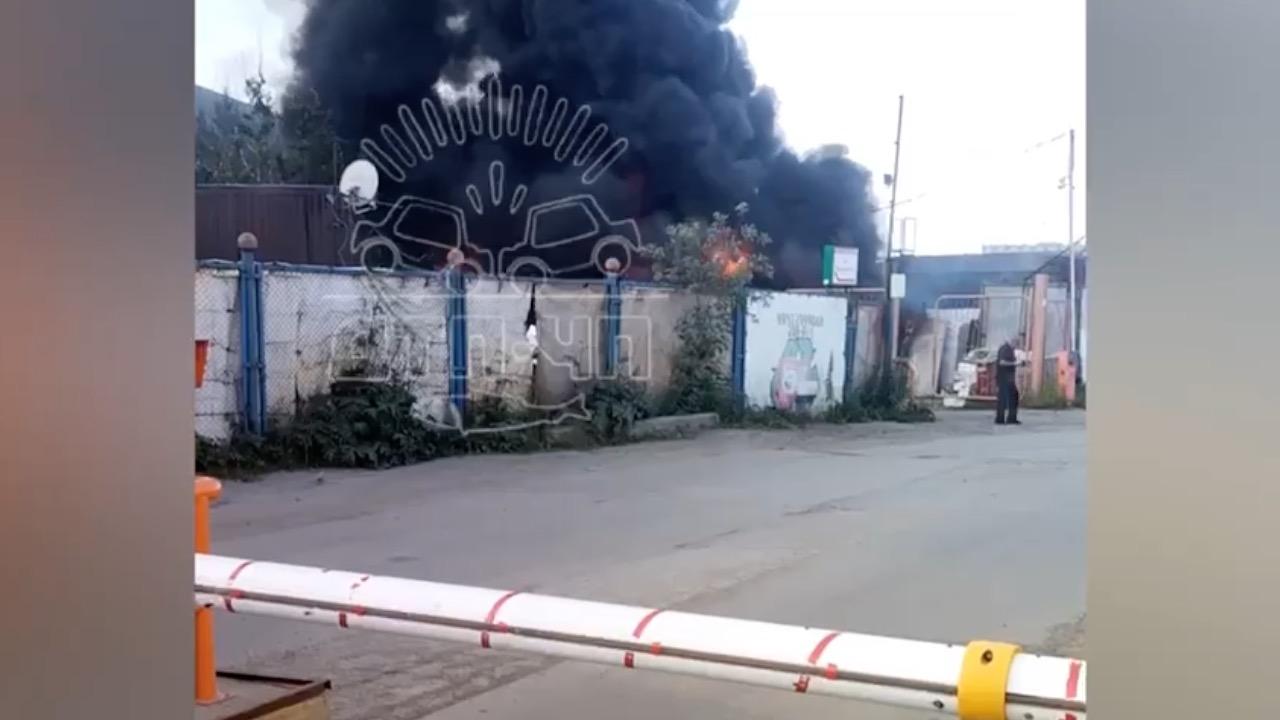 Черный дым на Подгорной в Мурманске: горели покрышки и мусор