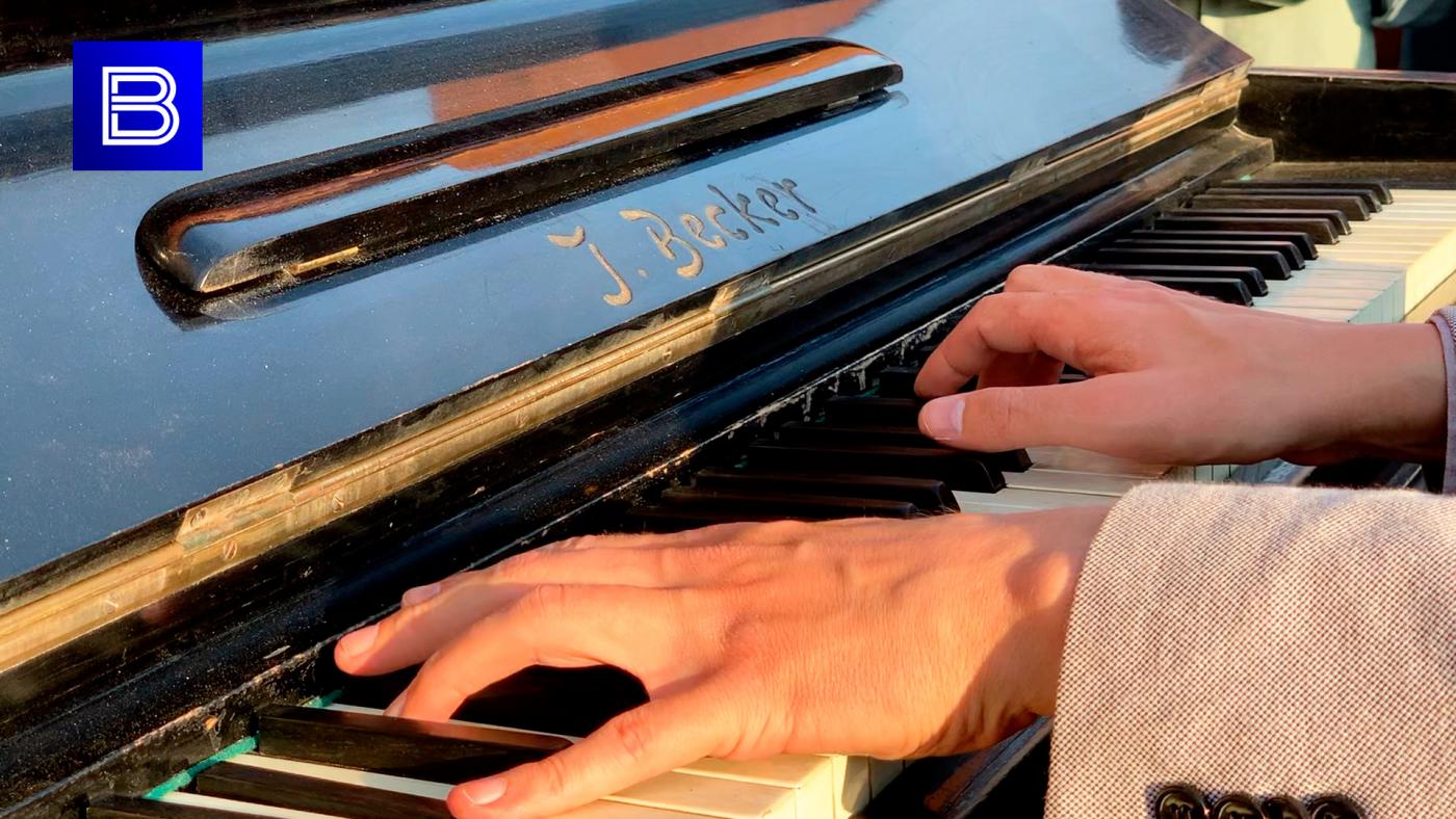 Пианино на морвокзале: мурманчане насладились живой музыкой под открытым небом