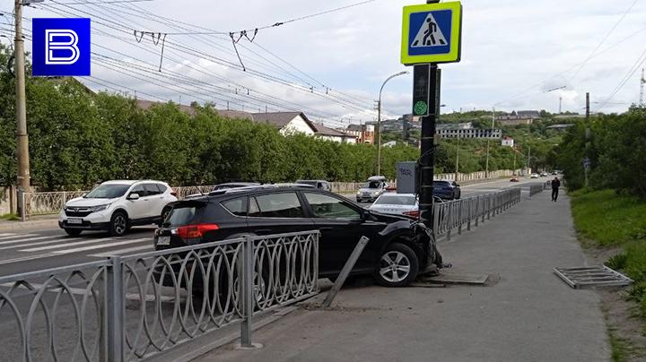 В Мурманске на улице Павлова произошла авария
