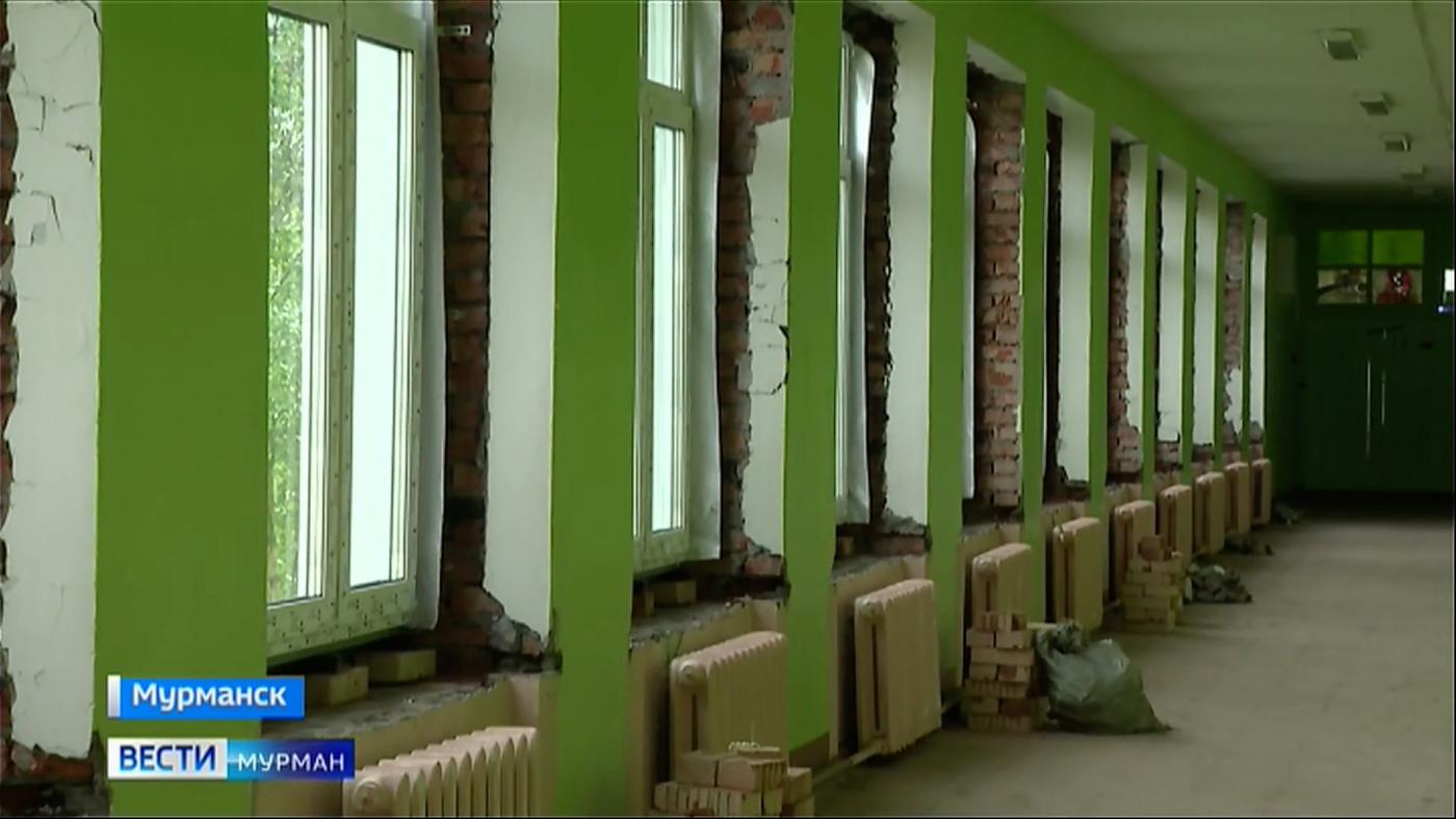 Запах свежей краски, замена окон: в школах Мурманска продолжается летняя ремонтная кампания