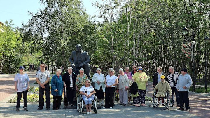 В Мурманске провели адаптивную экскурсию для подопечных дома престарелых