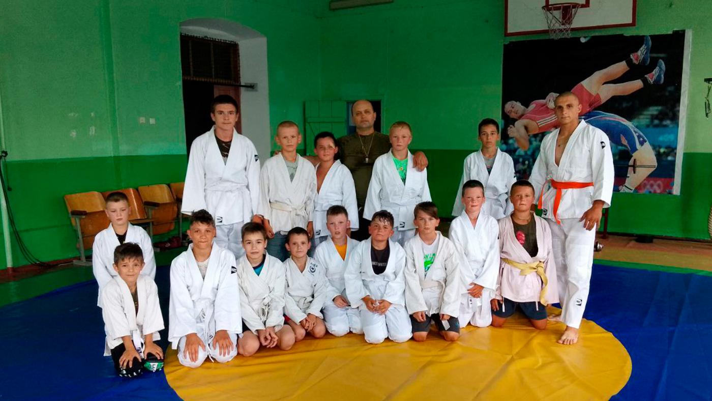 В Приморск из Мурманской области доставили форму и инвентарь для воспитанников ДЮСШ
