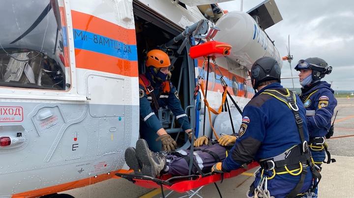 В Мурмашах спасатели отработали технику десантирования из вертолета без парашютов