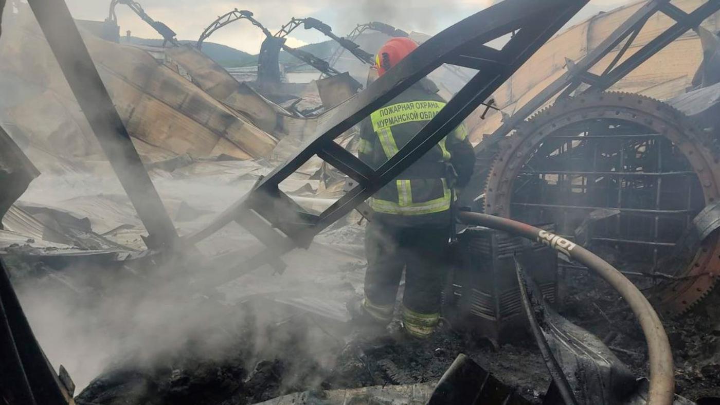 Крупный пожар в одноэтажном ангаре в Кандалакше ликвидировали
