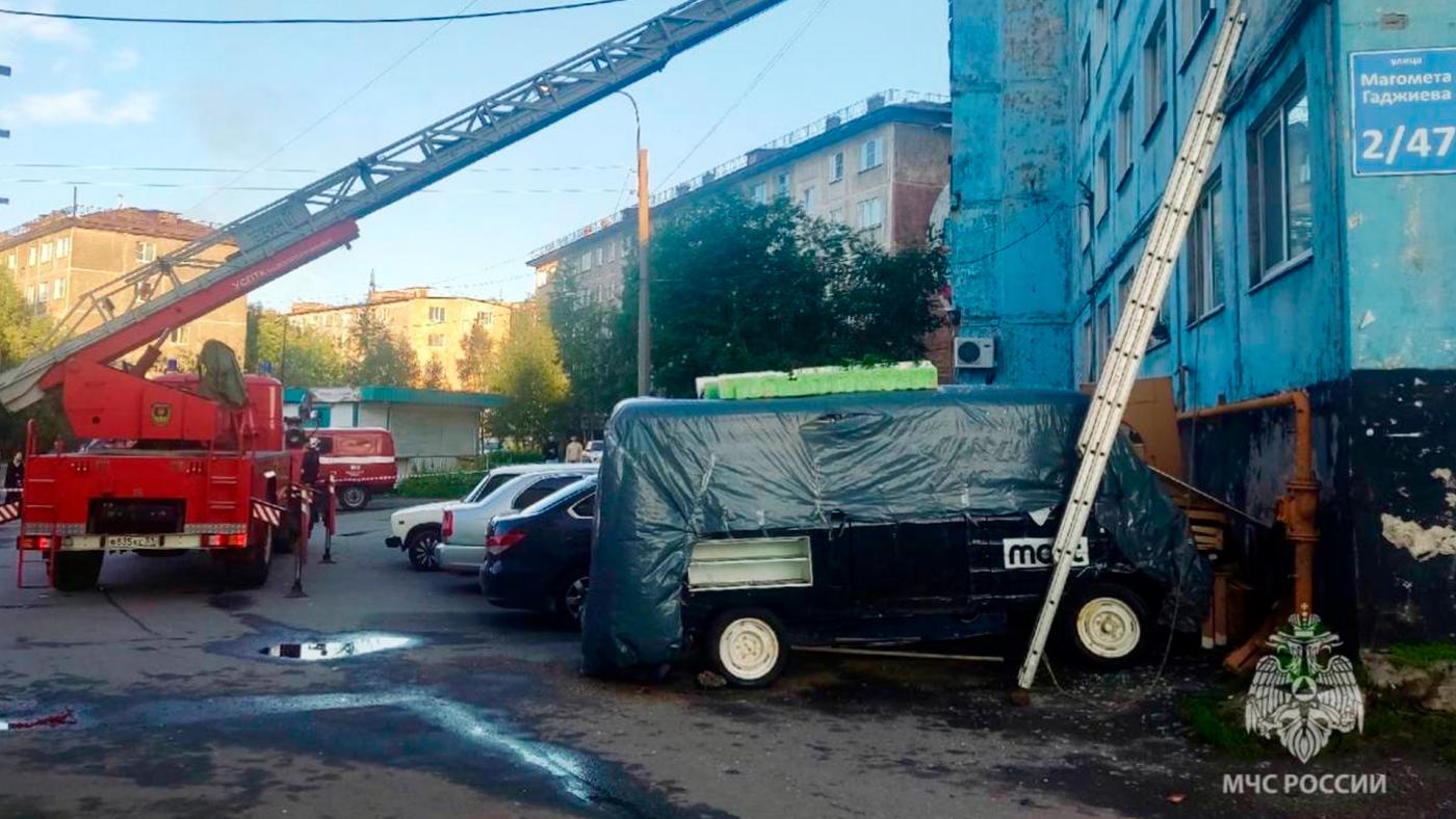 В Мурманске из-за пожара в жилом доме эвакуировали восемь человек