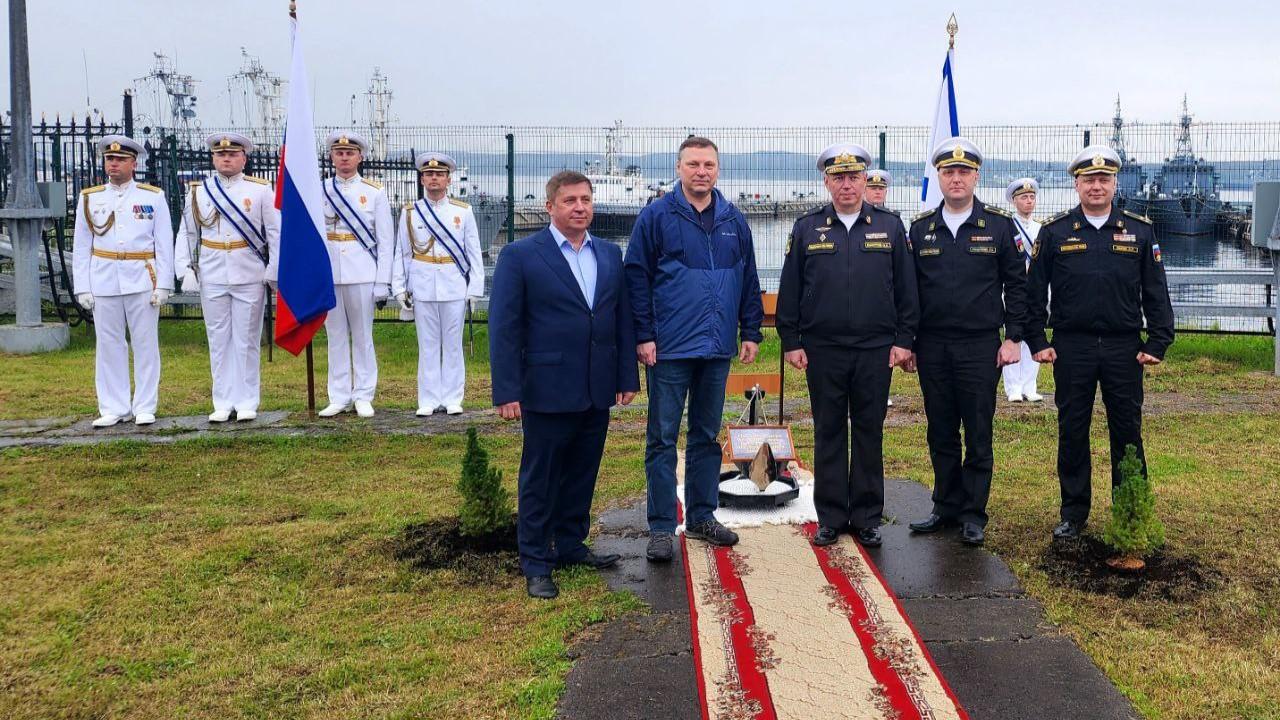 В Североморске состоялась церемония закладки памятного знака и Аллеи славы противолодочного соединения СФ