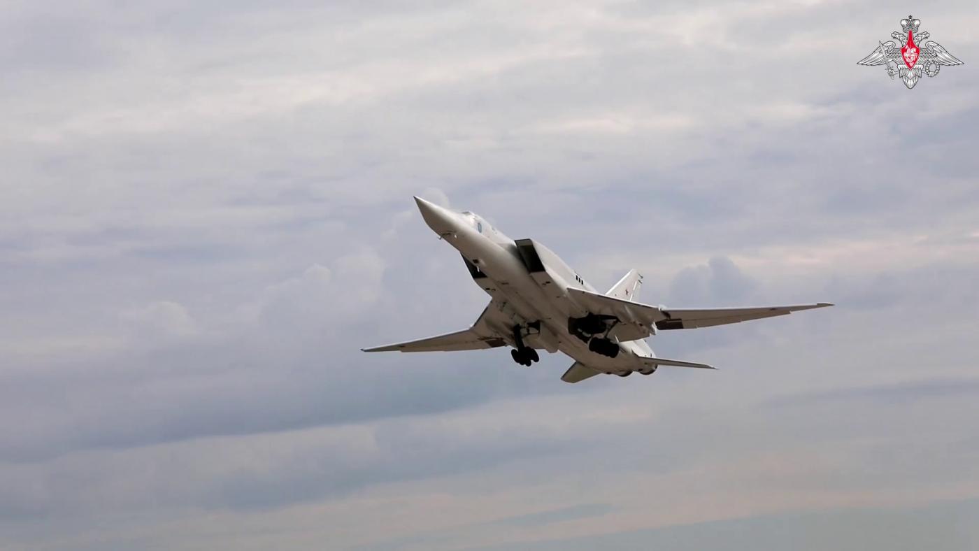 Самолеты дальней авиации ВКС России выполнили полеты над нейтральными водами в Арктике 