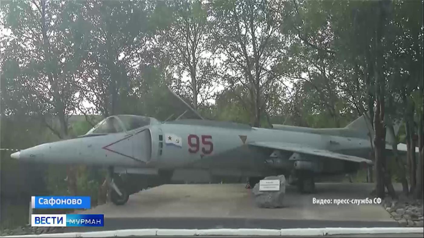 В Сафоново установили памятник летчикам палубной авиации