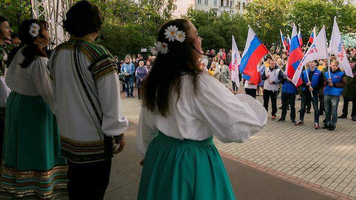 Россияне отмечают День государственного флага РФ 22 августа