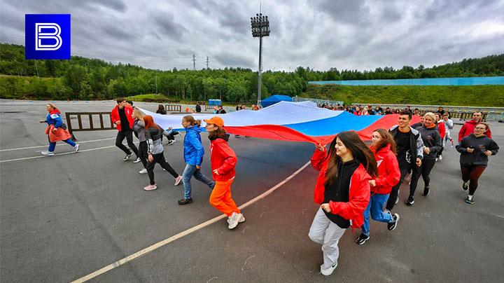 В мурманской Долине Уюта состоялся символический забег в честь государственного флага России