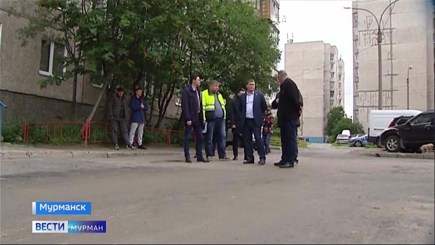 Качество ямочного ремонта дворов Мурманска оценили городские власти