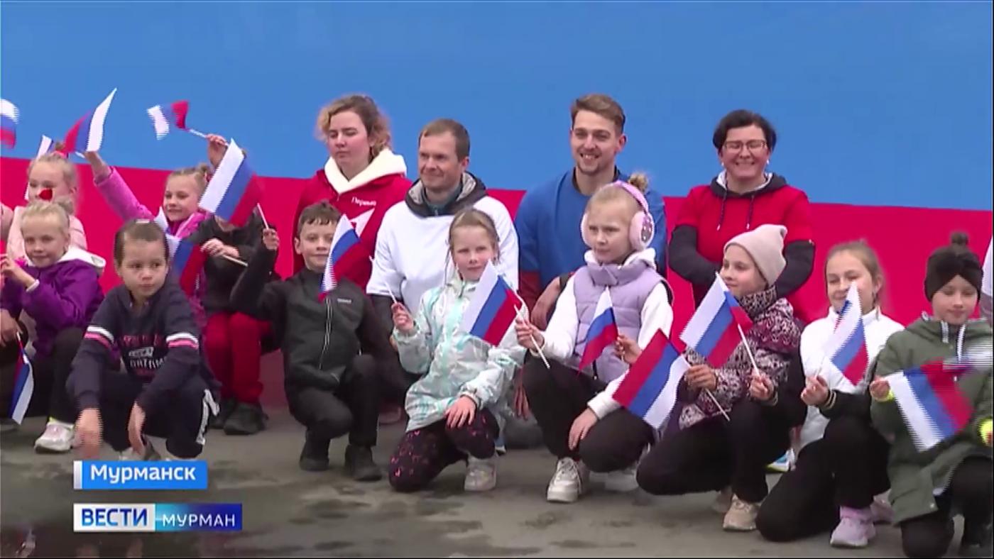 Символический массовый забег в мурманской Долине Уюта посвятили Дню государственного флага РФ
