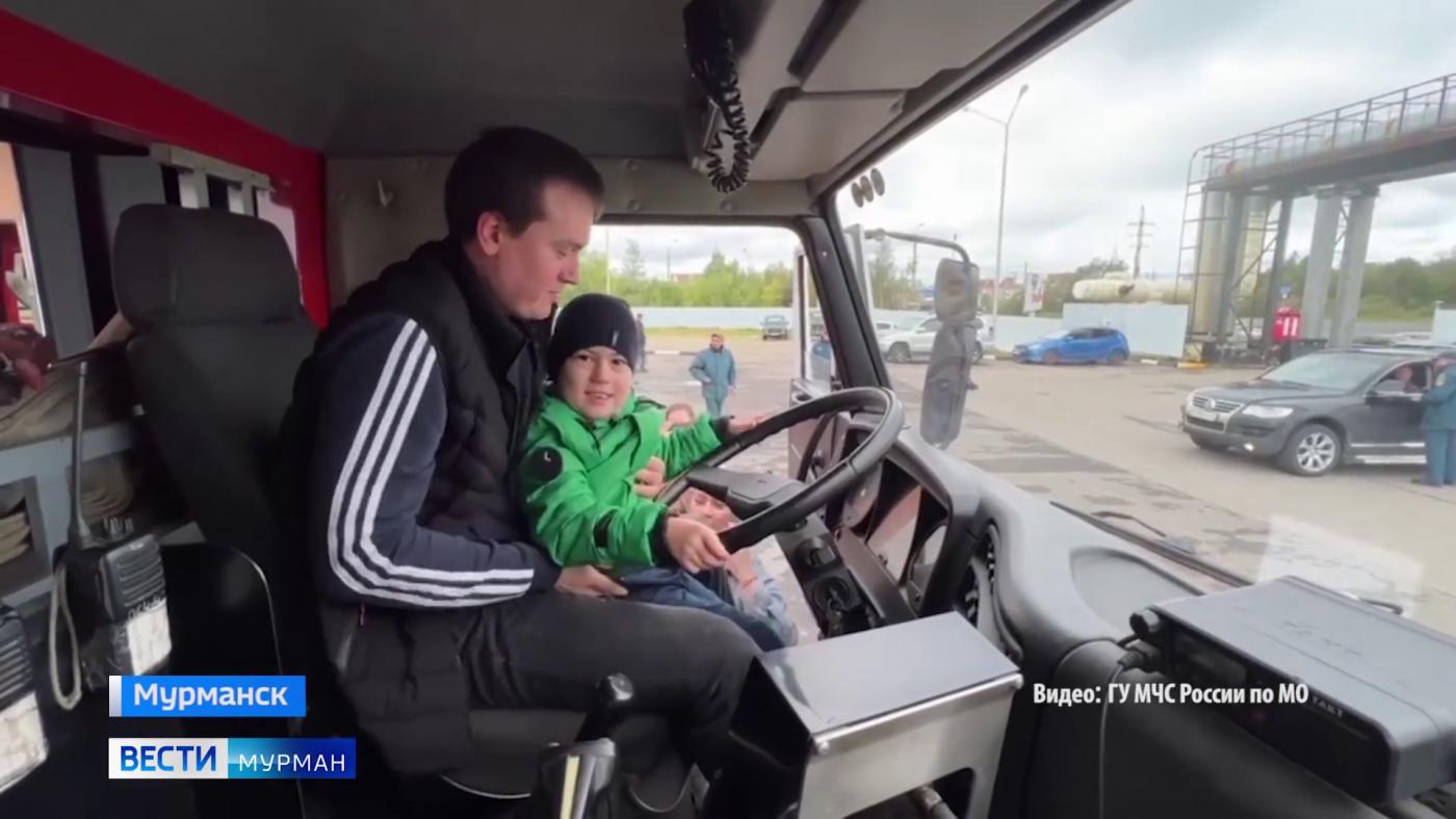 В Мурманске для детей с ОВЗ провели экскурсию в пожарной части