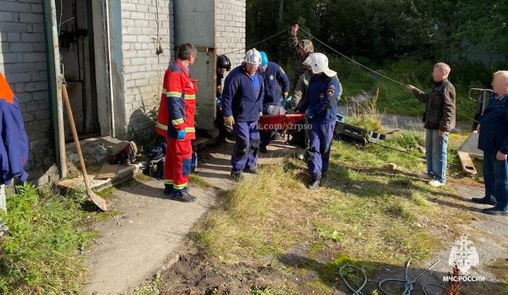 В Мурманске из подвала здания на Подгорной улице спасли мужчину со сломанной ногой