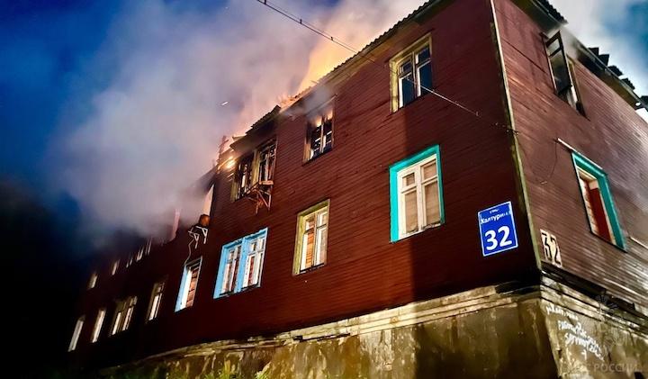Сгоревший на Халтурина в Мурманске деревянный дом частично обрушился