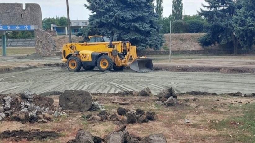 Строители из Мурманской области ремонтируют стадион в Приморске