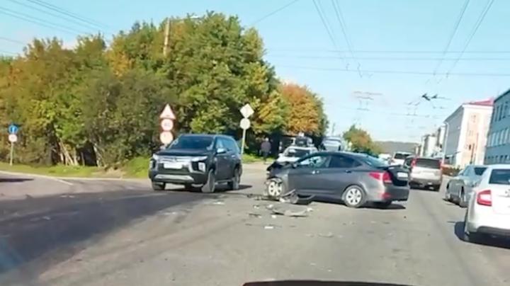 В Мурманске на Шмидта столкнулись две машины
