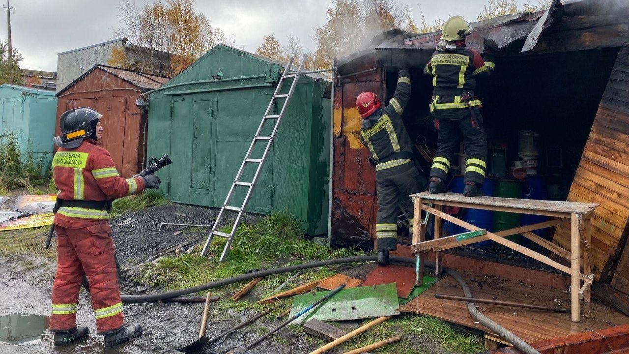 На Аскольдовцев в Мурманске 13 спасателей тушили гараж в автогородке 
